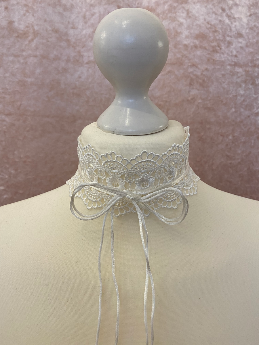 White shop tie choker